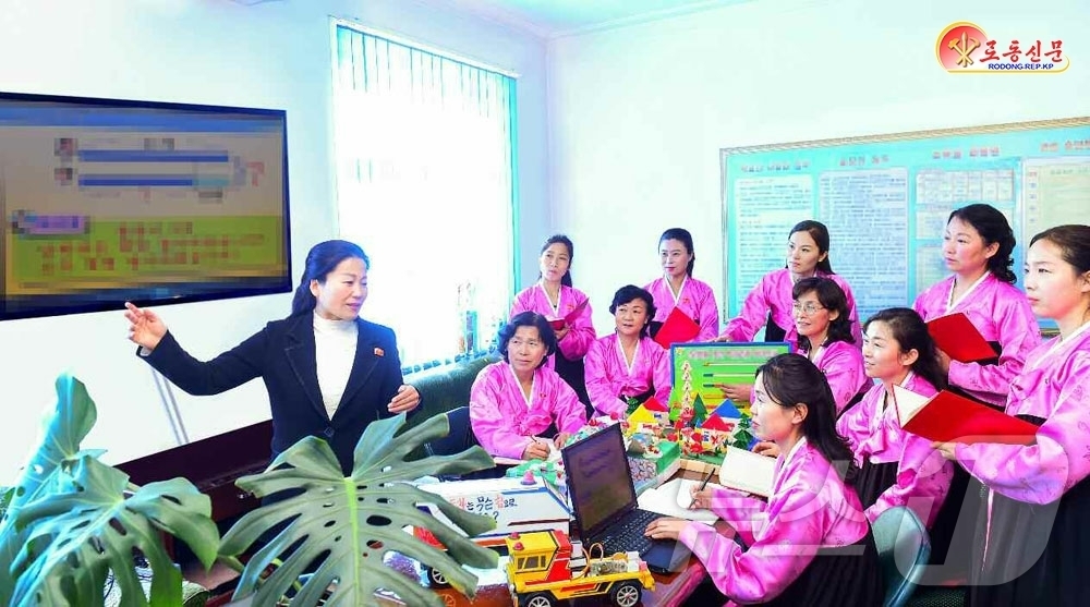 (평양 노동신문=뉴스1) = 북한 노동당 기관지 노동신문은  4일 청진시 포항구역 남강소학교에서 교수방법을 개선하기 위한 협의회를 실속있게 진행하고 있다고 보도했다. [국내에서만 …