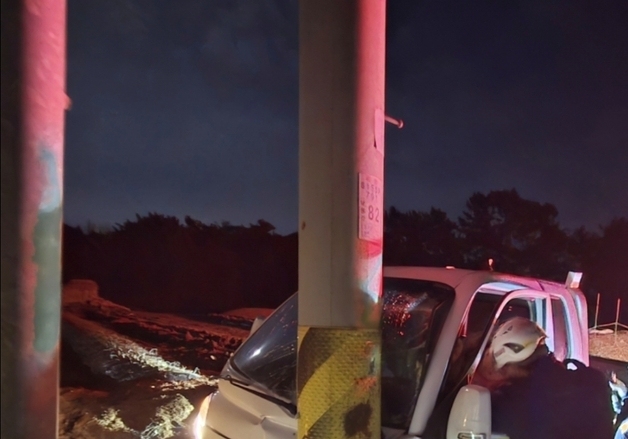 보령서 전신주 들이받은 1톤 트럭 운전자 사망