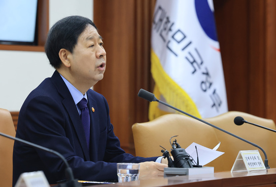 구윤철 부총리 "AI 제품, 시장 진입 요건 완화·우대조건 부여"