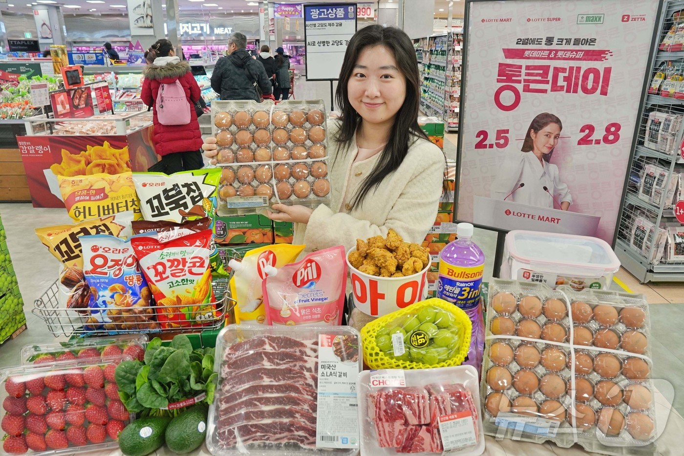 (서울=뉴스1) = 롯데마트가 오는 5일부터 8일까지 시그니처 할인 행사 ‘통큰세일’을 진행한다고 4일 밝혔다. 사진은 모델이 지난 3일 서울 중구 롯데마트 제타플렉스 서울역점에서 …