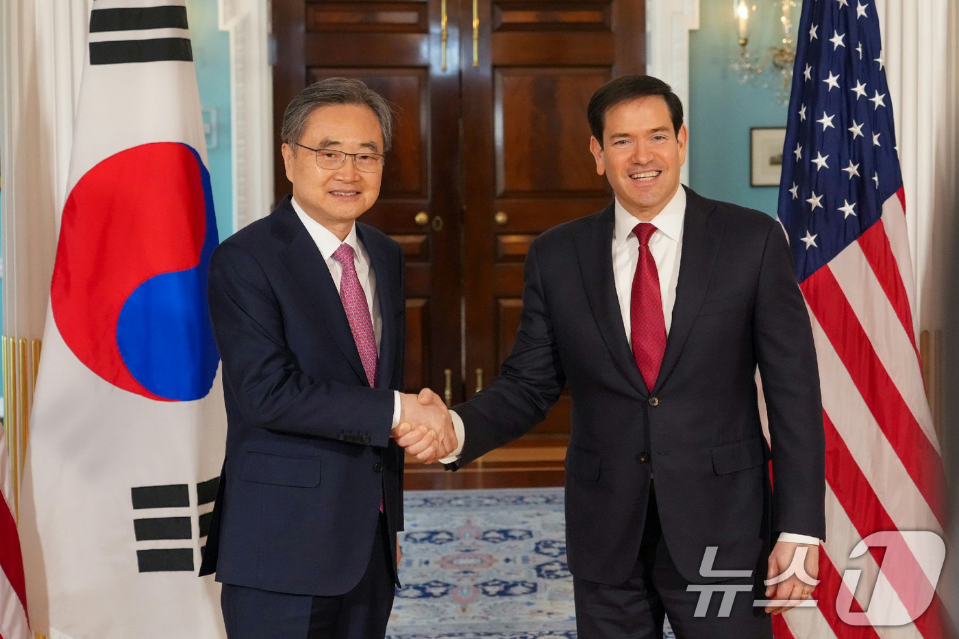 (서울=뉴스1) 임세영 기자 = 조현 외교부 장관이 3일(현지시간) 미국 워싱턴DC 국무부 청사에서 마코 루비오 미 국무장관과 만나 한미 외교장관 회담을 갖기에 앞서 악수하고 있다 …