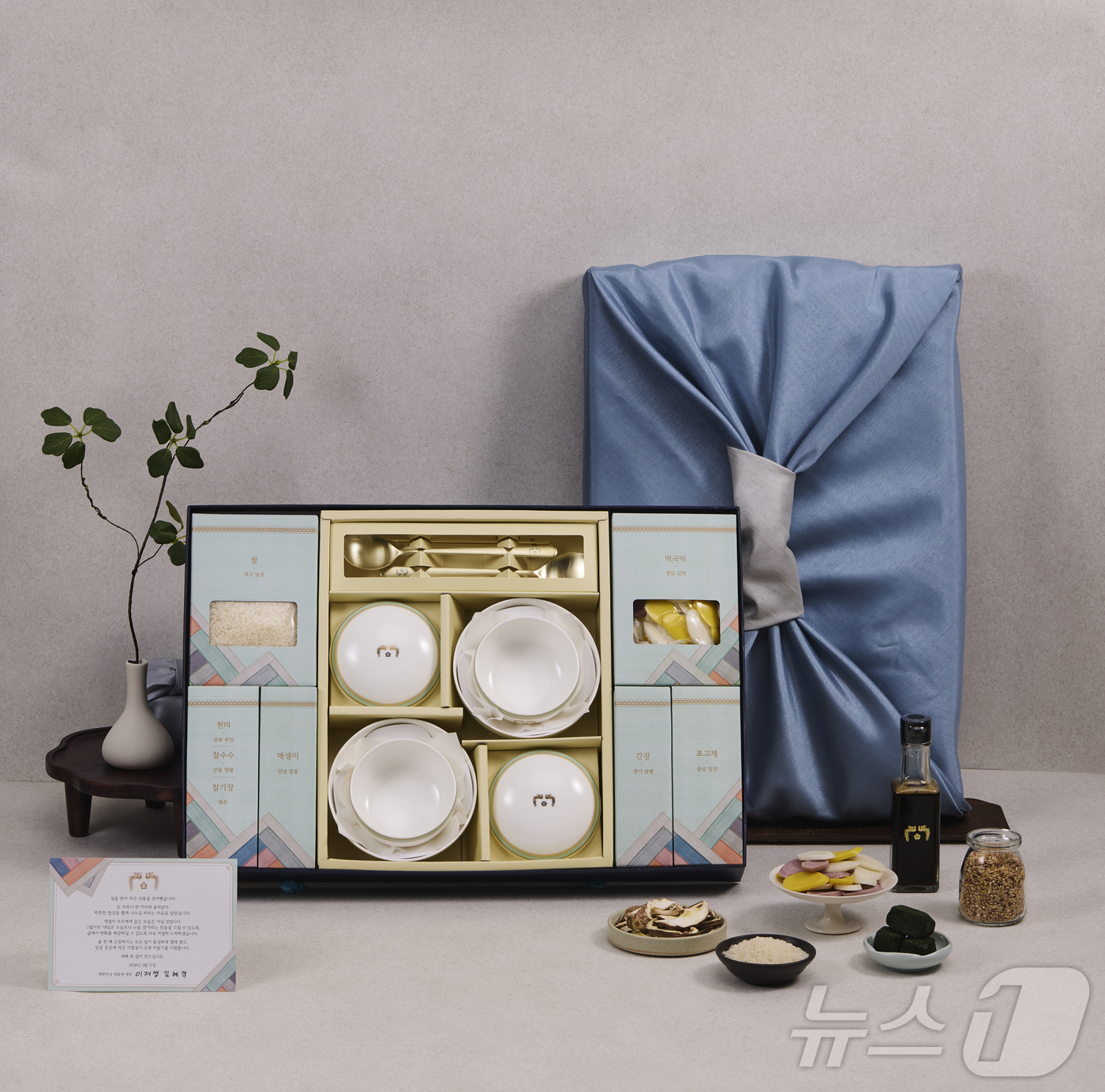 (서울=뉴스1) 이재명 기자 = 이재명 대통령은 2026년 설 명절을 맞아 국민통합과 일상의 회복을 기원하는 뜻을 담은 설 선물을 사회 각계각층에 전달했다고 4일 밝혔다.이번 설 …