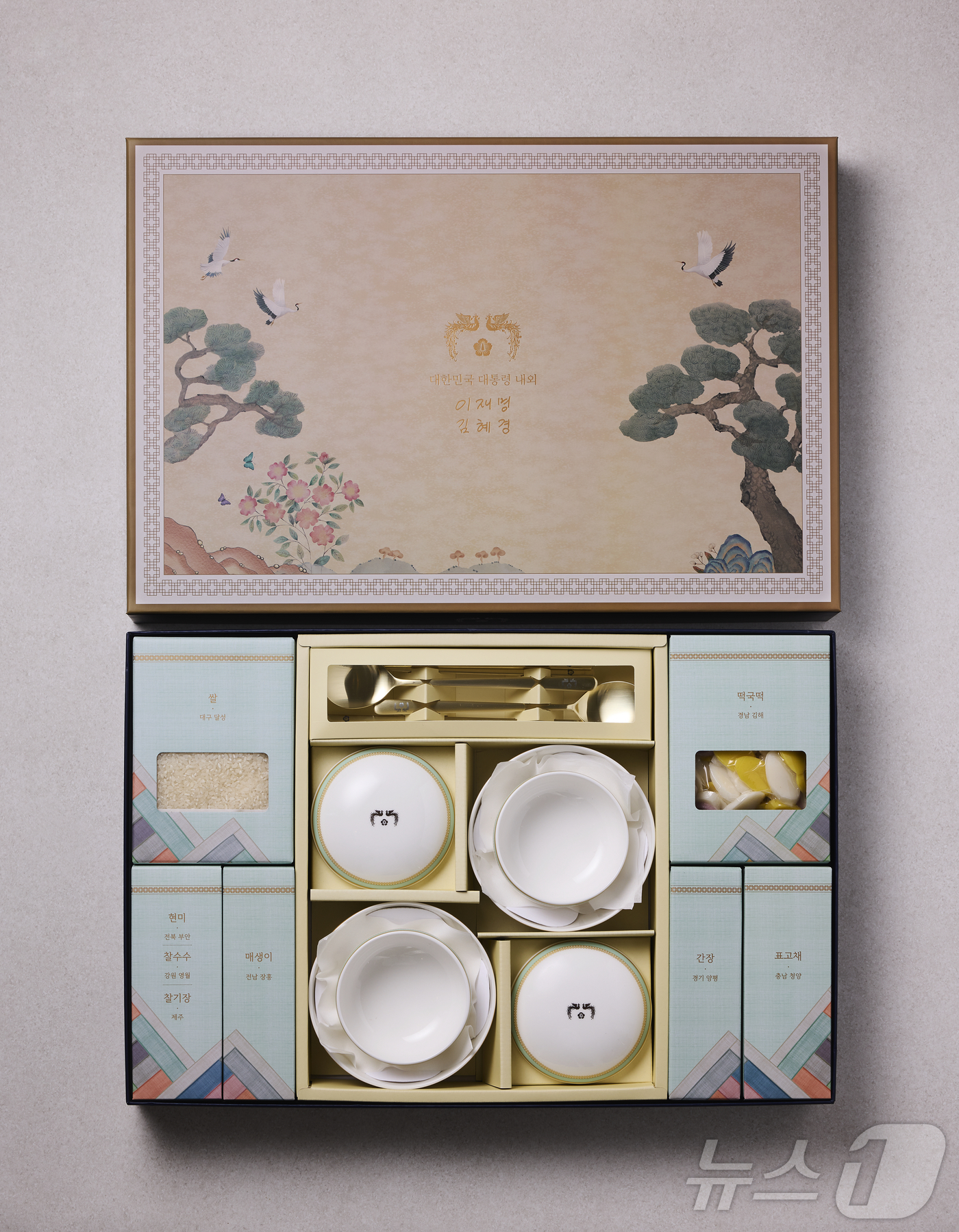 (서울=뉴스1) 이재명 기자 = 이재명 대통령은 2026년 설 명절을 맞아 국민통합과 일상의 회복을 기원하는 뜻을 담은 설 선물을 사회 각계각층에 전달했다고 4일 밝혔다.이번 설 …