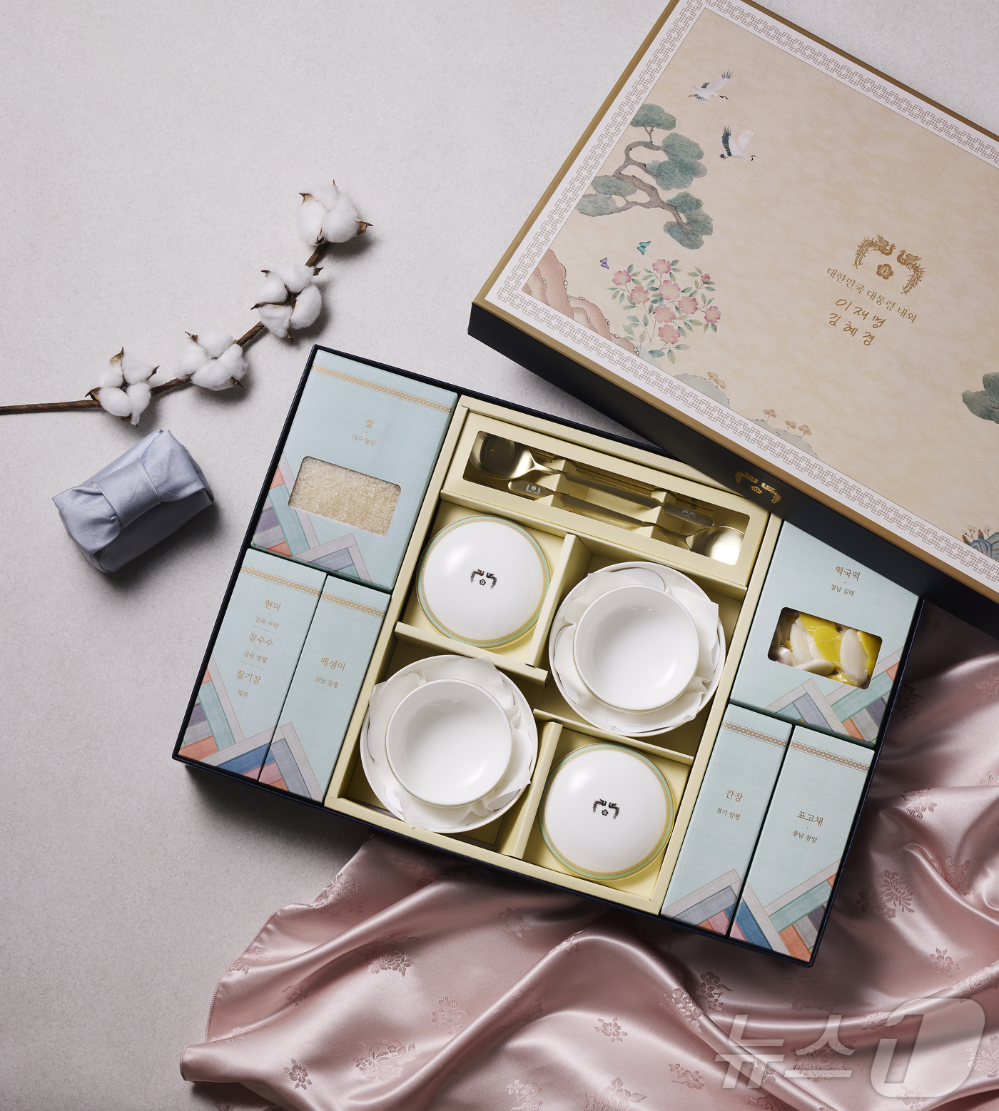 (서울=뉴스1) 이재명 기자 = 이재명 대통령은 2026년 설 명절을 맞아 국민통합과 일상의 회복을 기원하는 뜻을 담은 설 선물을 사회 각계각층에 전달했다고 4일 밝혔다.이번 설 …