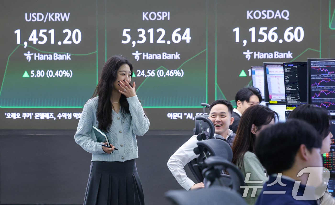 (서울=뉴스1) 안은나 기자 = 코스피 지수가 개장 후 장중 한때 5300을 돌파한 4일 오전 서울 중구 하나은행 본점 딜링룸 전광판에 코스피, 코스닥, 달러·원 환율 시황이 나오 …