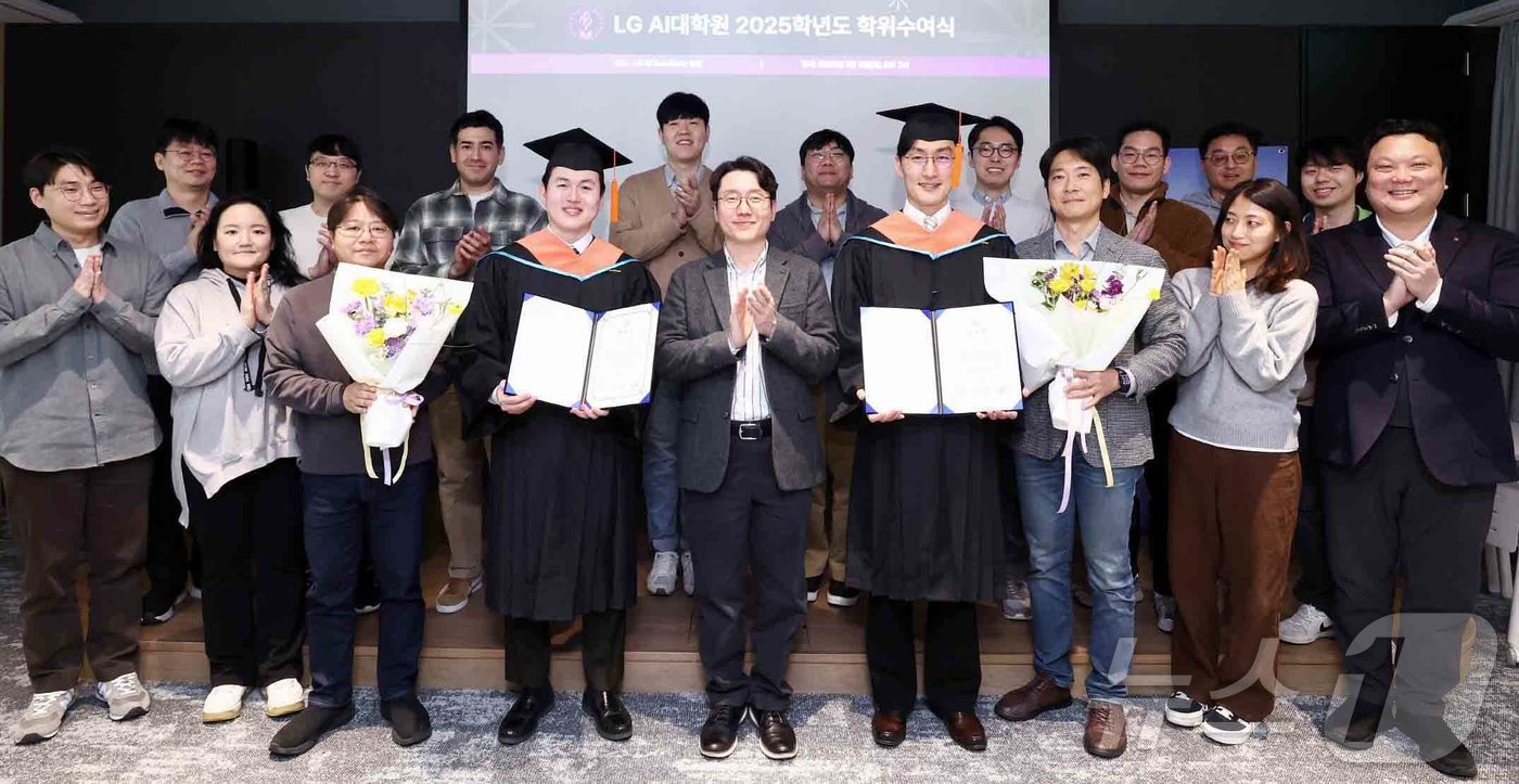 (서울=뉴스1) = LG가 지난 3일 서울 마곡  K스퀘어에 위치한  LG AI대학원에서 사내 과정 마지막 학위수여식을 진행했다고 4일 밝혔다. 사진은 학위수여식에서 기념촬영하는 …