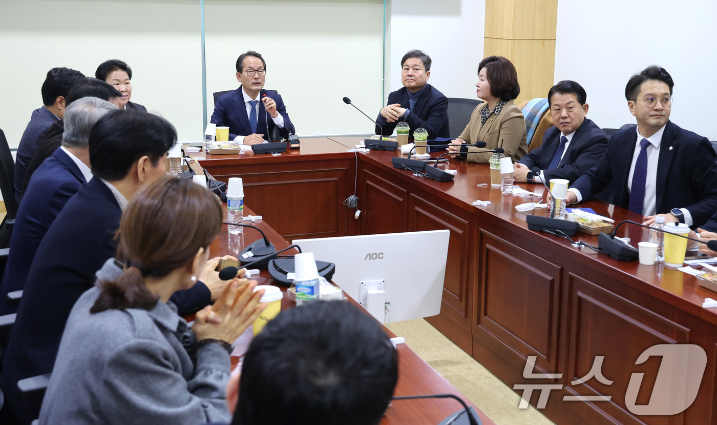 (서울=뉴스1) 신웅수 기자 = 더불어민주당 재선 의원 모임 '더민재'의 대표인 강준현 의원이 4일 서울 여의도 국회 의원회관에서 열린 조국혁신당과의 합당 관련 더민재 간담회에서 …