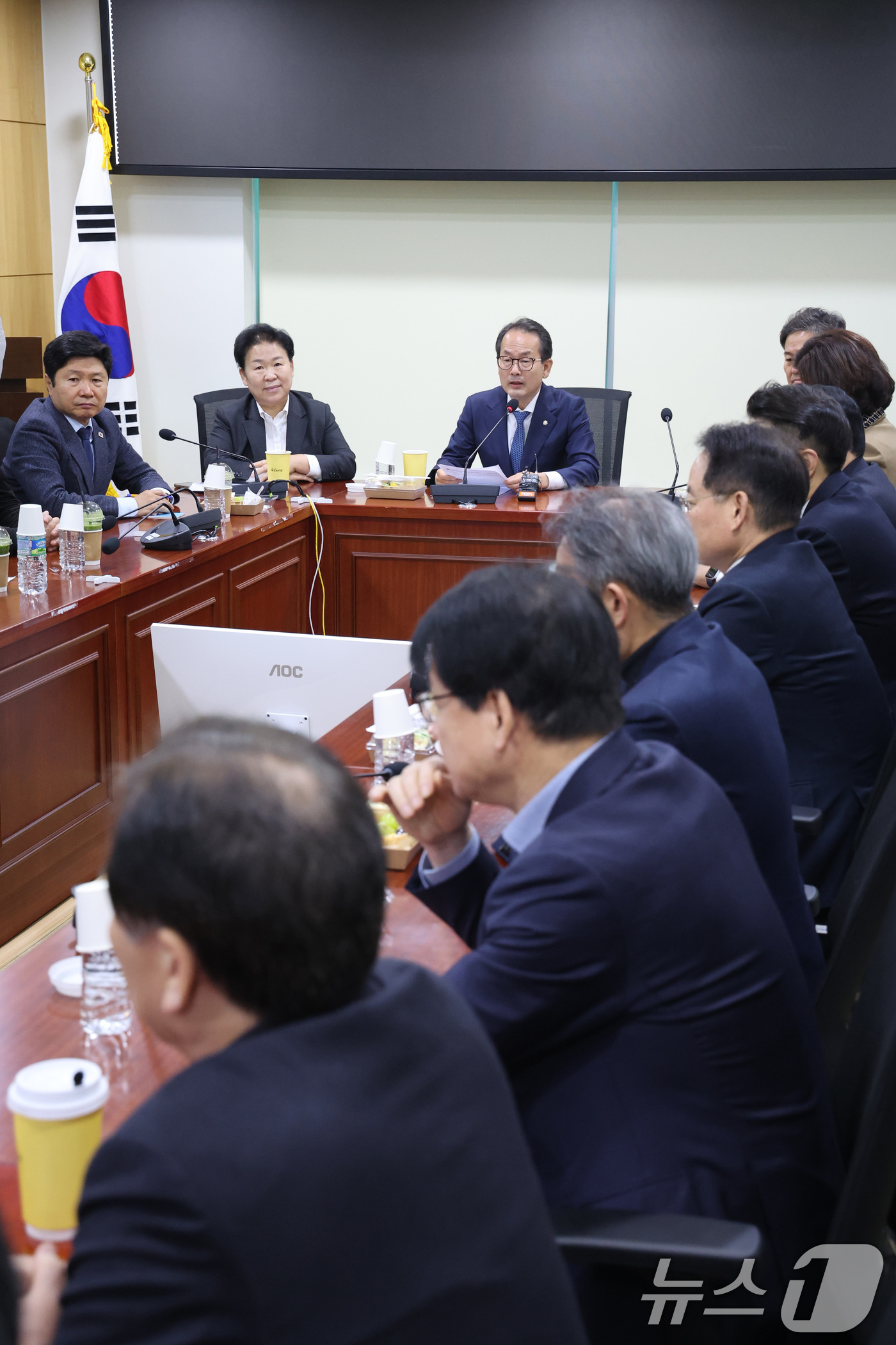 (서울=뉴스1) 신웅수 기자 = 더불어민주당 재선 의원 모임 '더민재'의 대표인 강준현 의원이 4일 서울 여의도 국회 의원회관에서 열린 조국혁신당과의 합당 관련 더민재 간담회에서 …