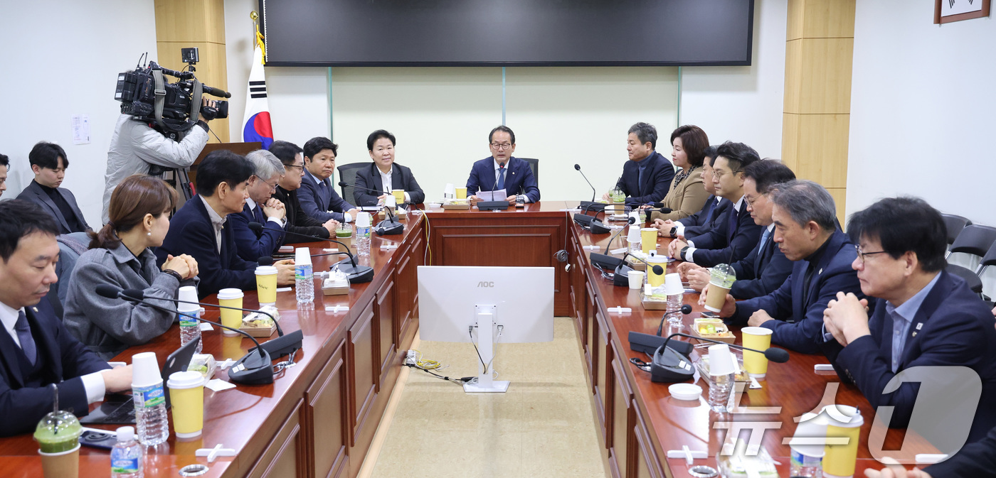 (서울=뉴스1) 신웅수 기자 = 더불어민주당 재선 의원 모임 '더민재'의 대표인 강준현 의원이 4일 서울 여의도 국회 의원회관에서 열린 조국혁신당과의 합당 관련 더민재 간담회에서 …