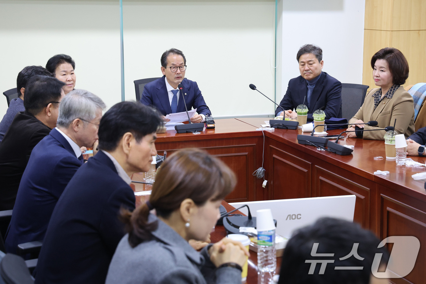 (서울=뉴스1) 신웅수 기자 = 더불어민주당 재선 의원 모임 '더민재'의 대표인 강준현 의원이 4일 서울 여의도 국회 의원회관에서 열린 조국혁신당과의 합당 관련 더민재 간담회에서 …