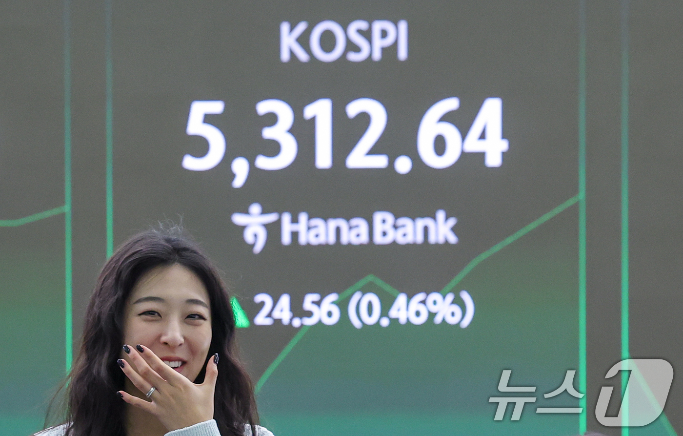 (서울=뉴스1) 안은나 기자 = 코스피 지수가 개장 후 장중 한때 5300을 돌파한 4일 오전 서울 중구 하나은행 본점 딜링룸 전광판에 코스피, 코스닥, 달러·원 환율 시황이 나오 …
