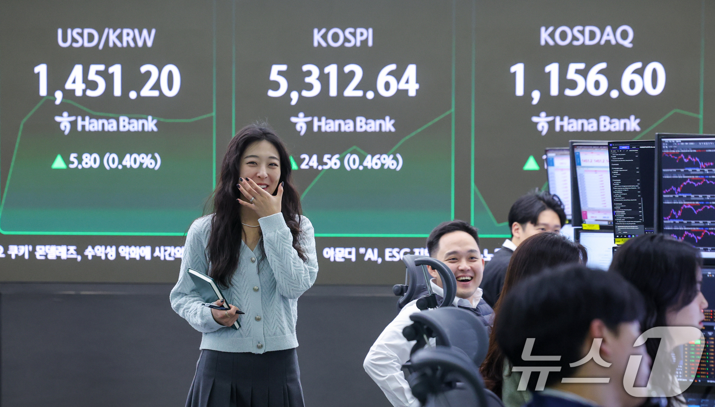 (서울=뉴스1) 안은나 기자 = 코스피 지수가 개장 후 장중 한때 5300을 돌파한 4일 오전 서울 중구 하나은행 본점 딜링룸 전광판에 코스피, 코스닥, 달러·원 환율 시황이 나오 …