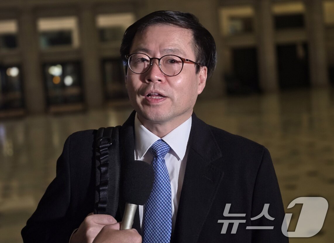 본문 이미지 - 여한구 산업통상부 통상교섭본부장이 3일(현지시간) 미국 워싱턴DC 유니온 스테이션에서 취재진에게 미국 측과의 교섭 결과에 대해 밝히고 있다. 2026.2.4/뉴스1 ⓒ News1 류정민 특파원