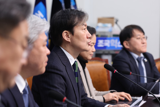 발언하는 조국 대표