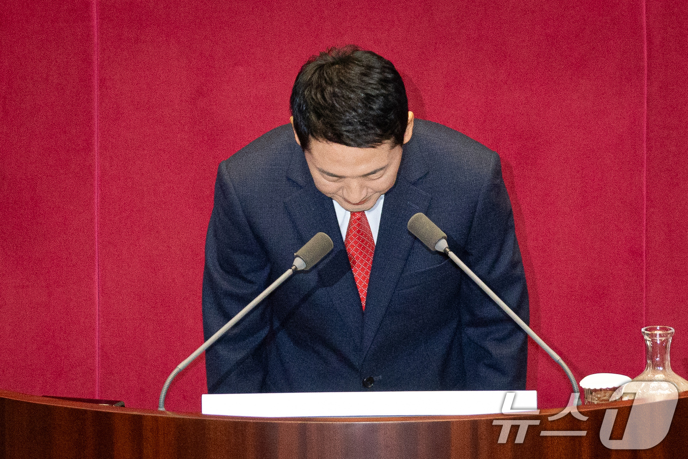 (서울=뉴스1) 유승관 기자 = 장동혁 국민의힘 대표가 4일 서울 여의도 국회에서 열린 제432회 국회(임시회) 제3차 본회의에서 국정에 관한 교섭단체 대표연설에 앞서 인사하고 있 …