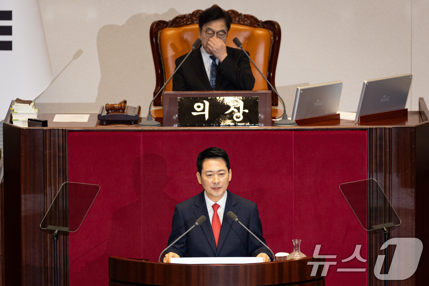 (서울=뉴스1) 유승관 기자 = 장동혁 국민의힘 대표가 4일 서울 여의도 국회에서 열린 제432회 국회(임시회) 제3차 본회의에서 국정에 관한 교섭단체 대표연설을 하고 있다. 20 …