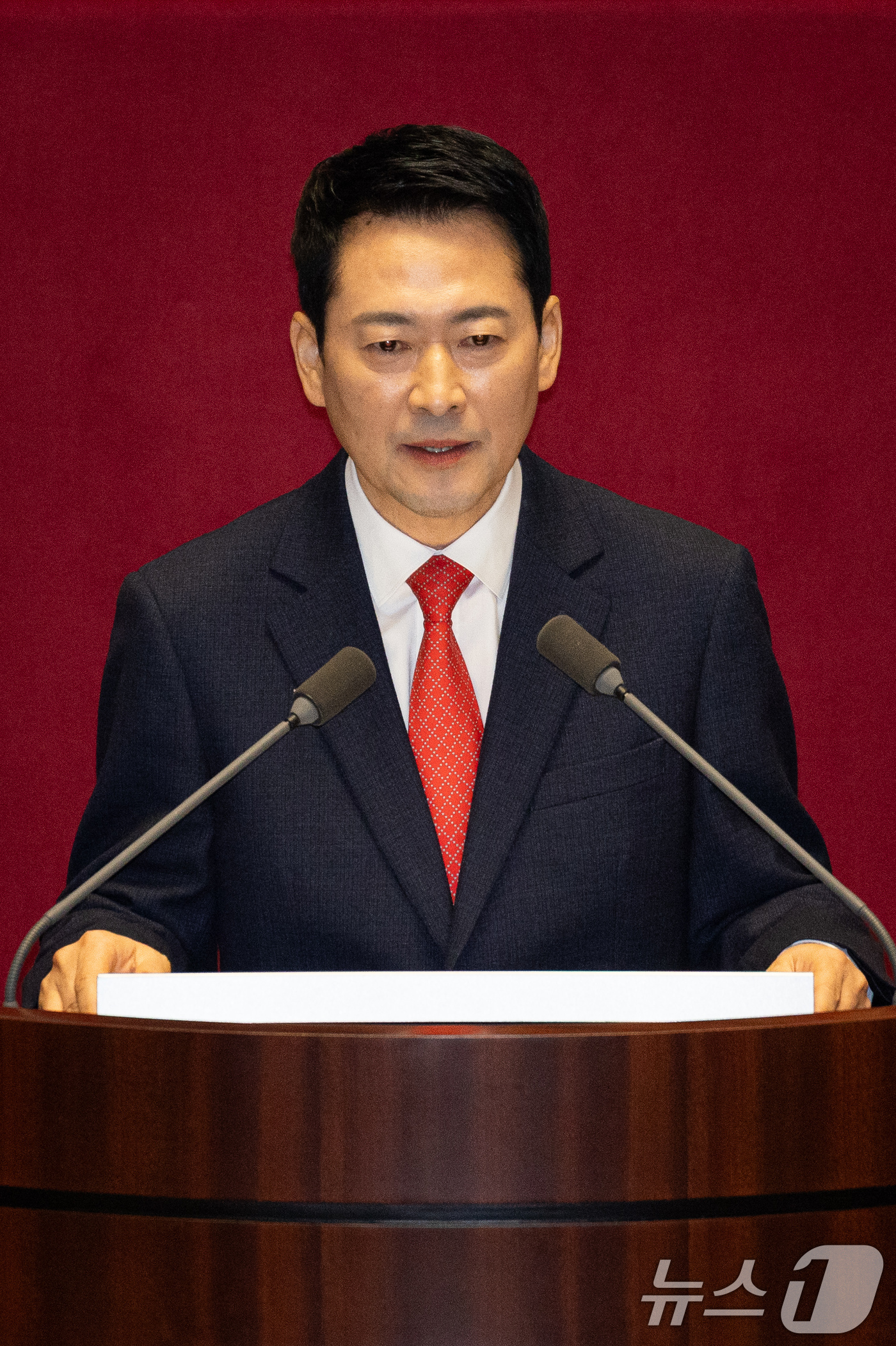 (서울=뉴스1) 유승관 기자 = 장동혁 국민의힘 대표가 4일 서울 여의도 국회에서 열린 제432회 국회(임시회) 제3차 본회의에서 국정에 관한 교섭단체 대표연설을 하고 있다. 20 …