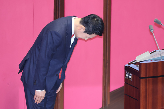 인사하는 장동혁 대표