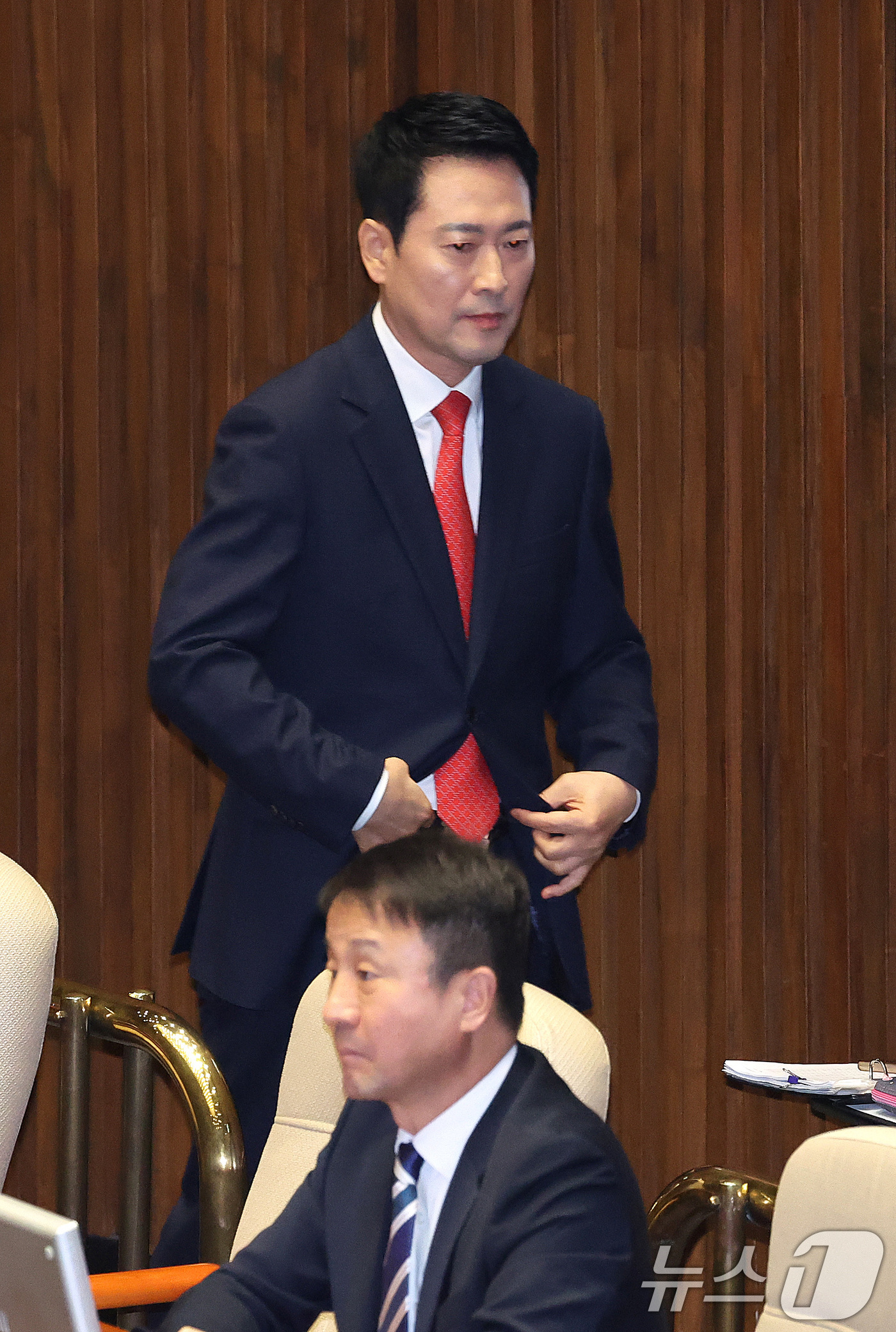 (서울=뉴스1) 신웅수 기자 = 장동혁 국민의힘 대표가 4일 서울 여의도 국회에서 열린 제432회국회(임시회) 제3차 본회의에서 국정에 관한 교섭단체 대표연설을 하기 위해 이동하고 …