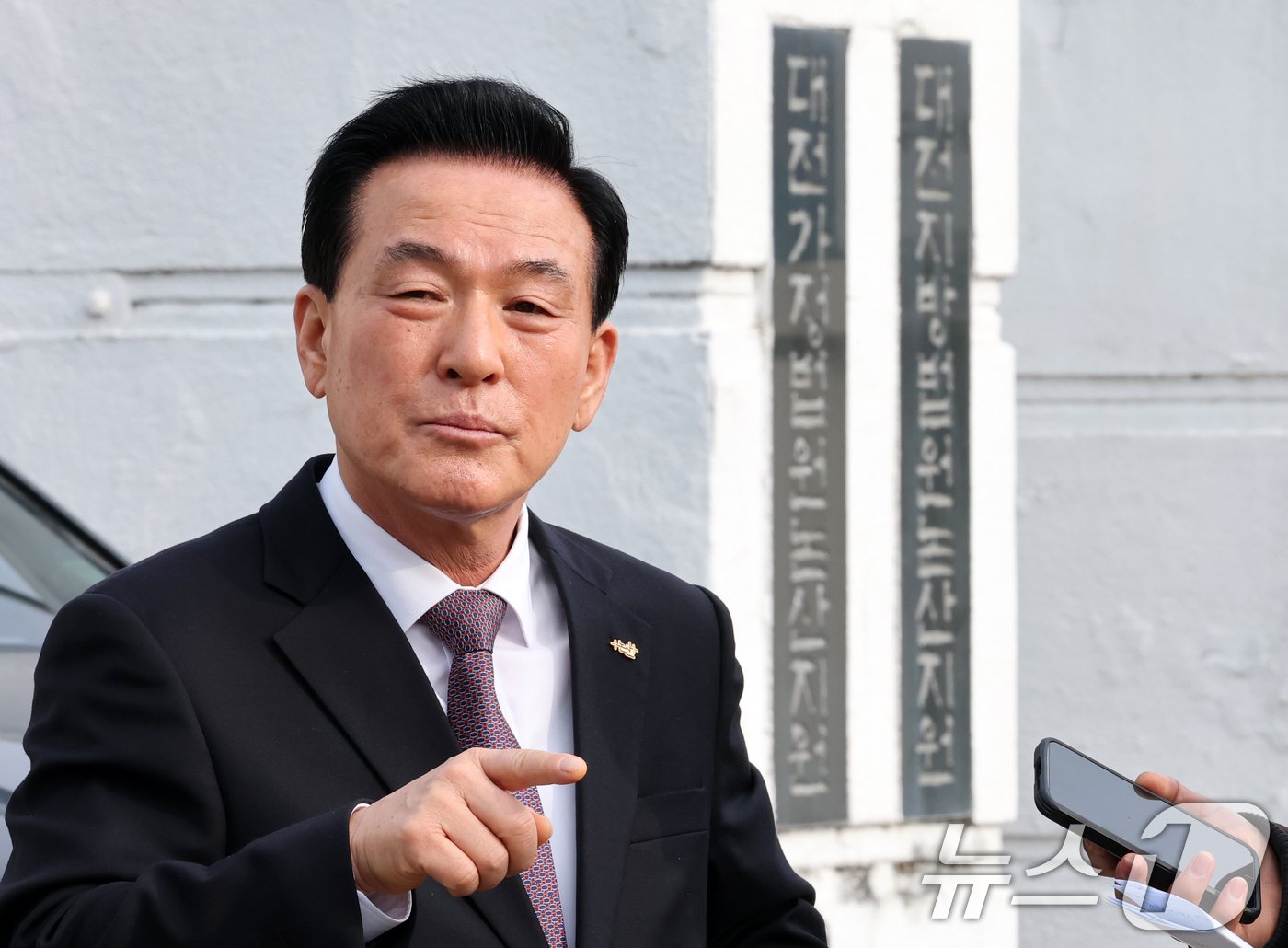 (논산=뉴스1) 김기태 기자 = 공직선거법 위반 혐의를 받은 백성현 충남 논산시장이 4일 오전 대전지방법원 논산지원에서 열린 선거법위반 혐의 첫 공판을 마치고 취재진의 질문에 답하 …