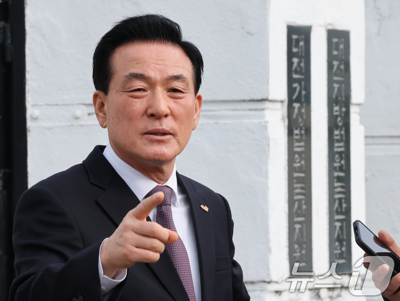 (논산=뉴스1) 김기태 기자 = 공직선거법 위반 혐의를 받은 백성현 충남 논산시장이 4일 오전 대전지방법원 논산지원에서 열린 선거법 위반 혐의 첫 공판을 마치고 취재진의 질문에 답 …