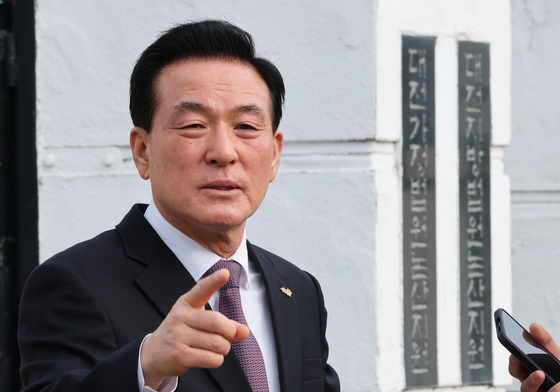 법원 앞에서 취재진 질문에 답하는 백성현 논산시장