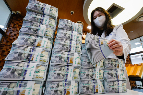 국내 외화예금 두 달째 감소…투자집행·경상지급에 4.9억달러 줄어