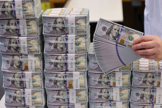 외환보유액 감소 '환율방어에 투입'