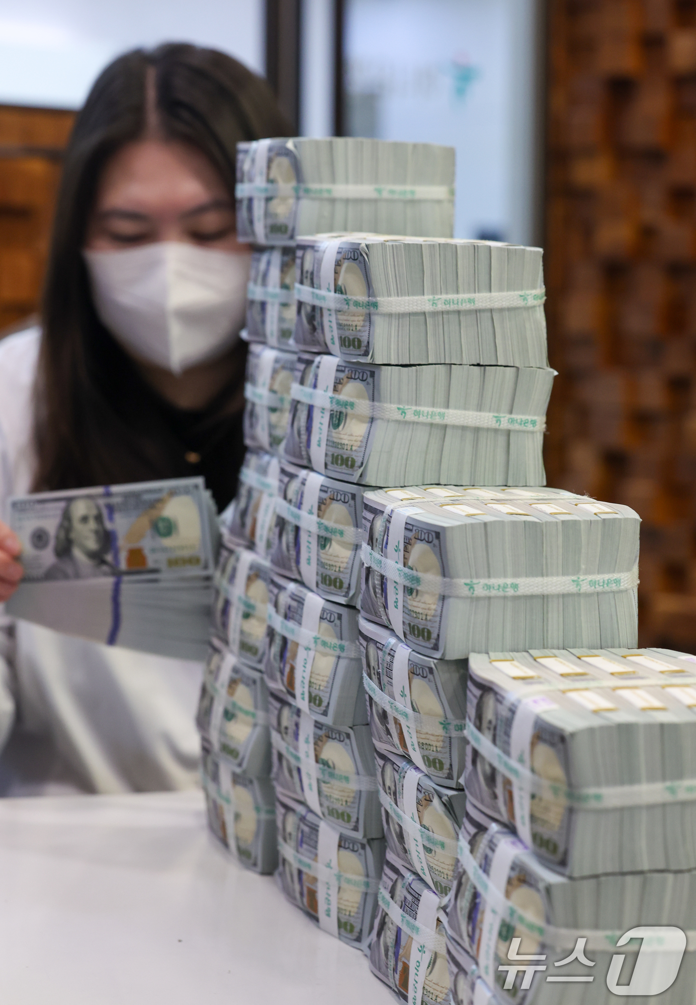(서울=뉴스1) 안은나 기자 = 4일 서울 중구 하나은행 위변조대응센터에서 직원이 달러화를 정리하고 있다.한국은행에 따르면 고환율 국면에서 외환시장 안정을 위한 달러 공급이 이어지 …