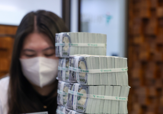 두 달 연속 감소한 외환보유액