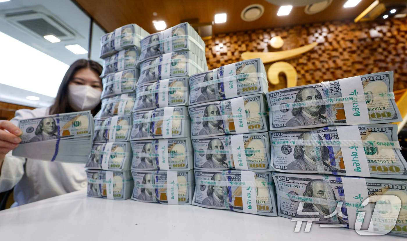 (서울=뉴스1) 안은나 기자 = 4일 서울 중구 하나은행 위변조대응센터에서 직원이 달러화를 정리하고 있다.한국은행에 따르면 고환율 국면에서 외환시장 안정을 위한 달러 공급이 이어지 …