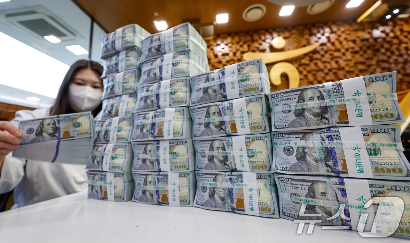 본문 이미지 - 4일 서울 중구 하나은행 위변조대응센터에서 직원이 달러화를 정리하고 있다. 2026.2.4/뉴스1 ⓒ News1 안은나 기자