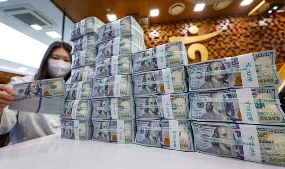 외환보유액, 두 달 연속 감소