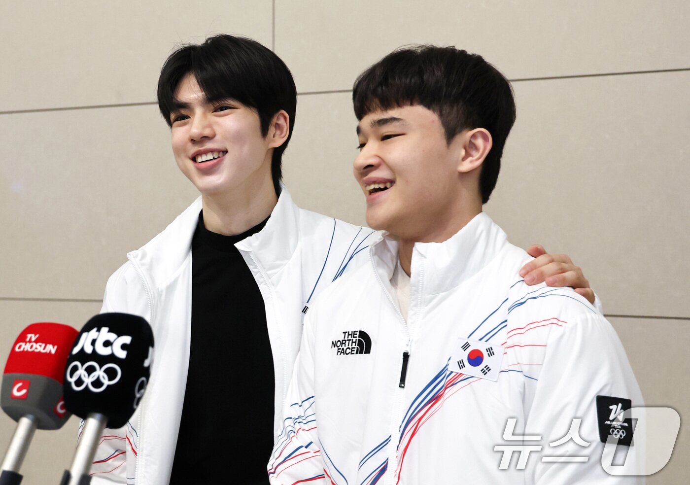 본문 이미지 - 2026 밀라노·코르티나담페초 동계올림픽에 출전하는 대한민국 피겨스케이팅 대표팀 차준환, 김현겸 선수가 4일 오전 인천국제공항 제2터미널을 통해 출국하며 취재진과 인터뷰를 하고 있다. 2026.2.4/뉴스1 ⓒ News1 최지환 기자