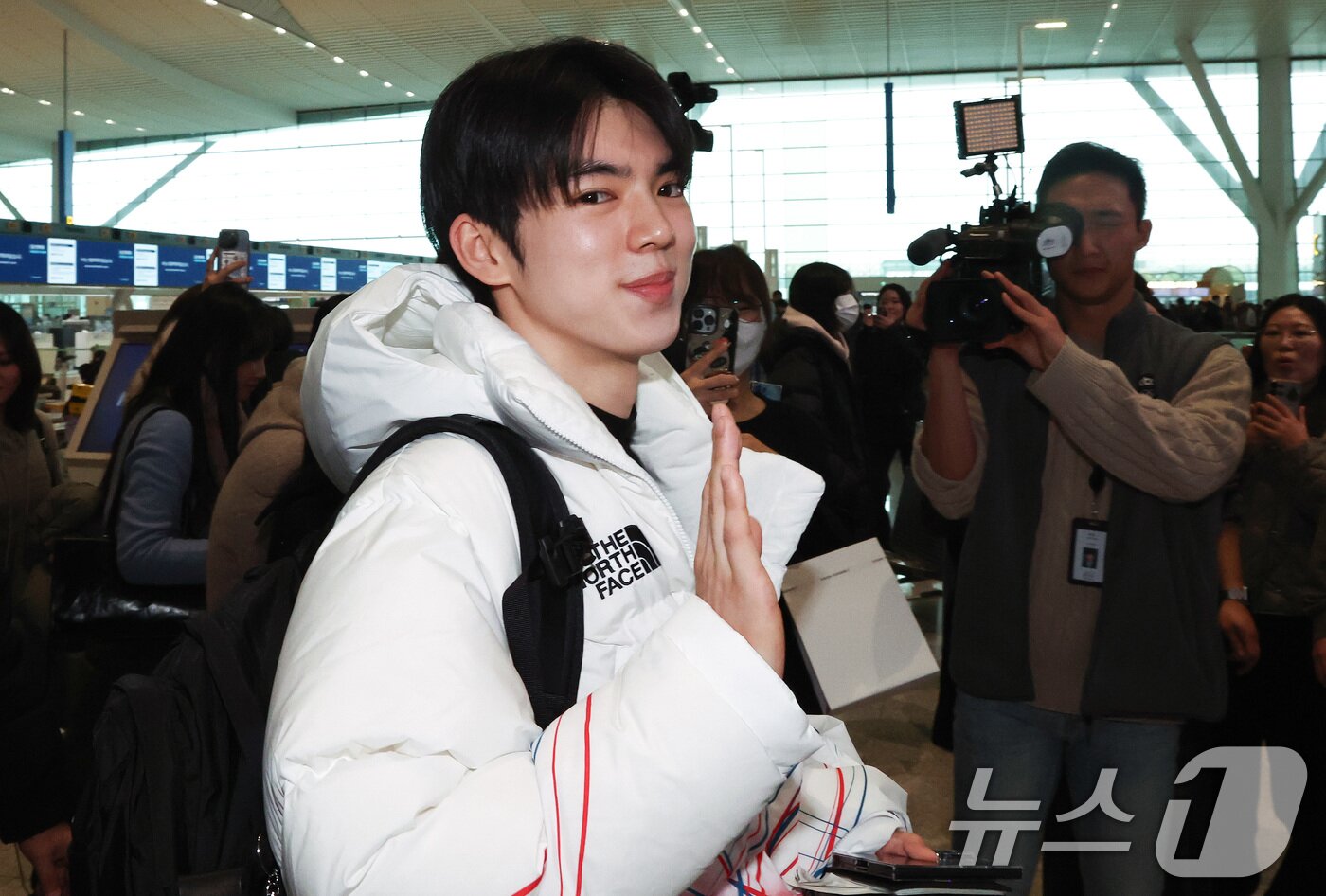 본문 이미지 - 2026 밀라노·코르티나담페초 동계올림픽에 출전하는 대한민국 피겨스케이팅 대표팀 차준환 선수가 4일 오전 인천국제공항 제2터미널을 통해 출국하고 있다. 2026.2.4/뉴스1 ⓒ News1 최지환 기자