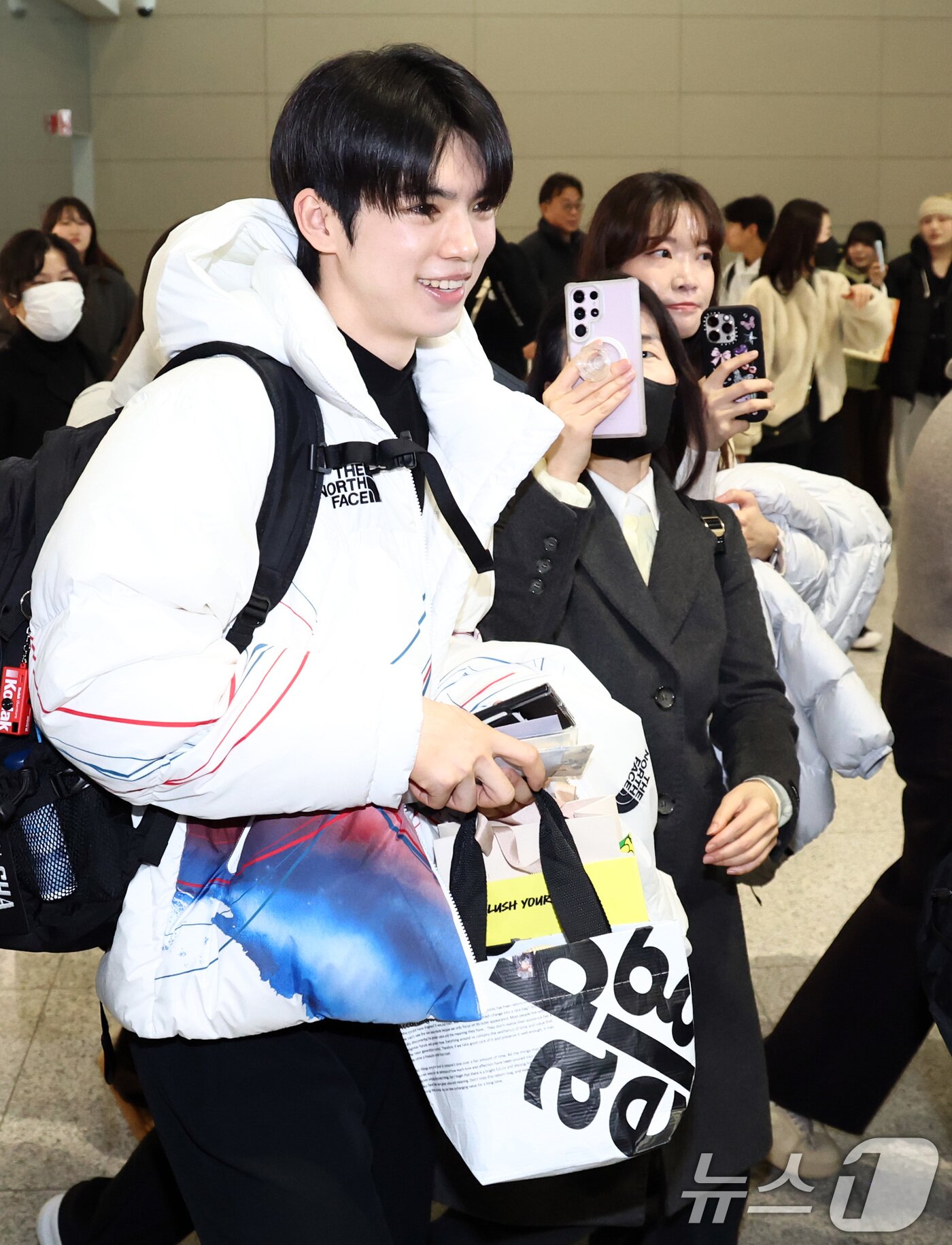 본문 이미지 - 2026 밀라노·코르티나담페초 동계올림픽에 출전하는 대한민국 피겨스케이팅 대표팀 차준환 선수가 4일 오전 인천국제공항 제2터미널을 통해 출국하고 있다. ⓒ News1 최지환 기자