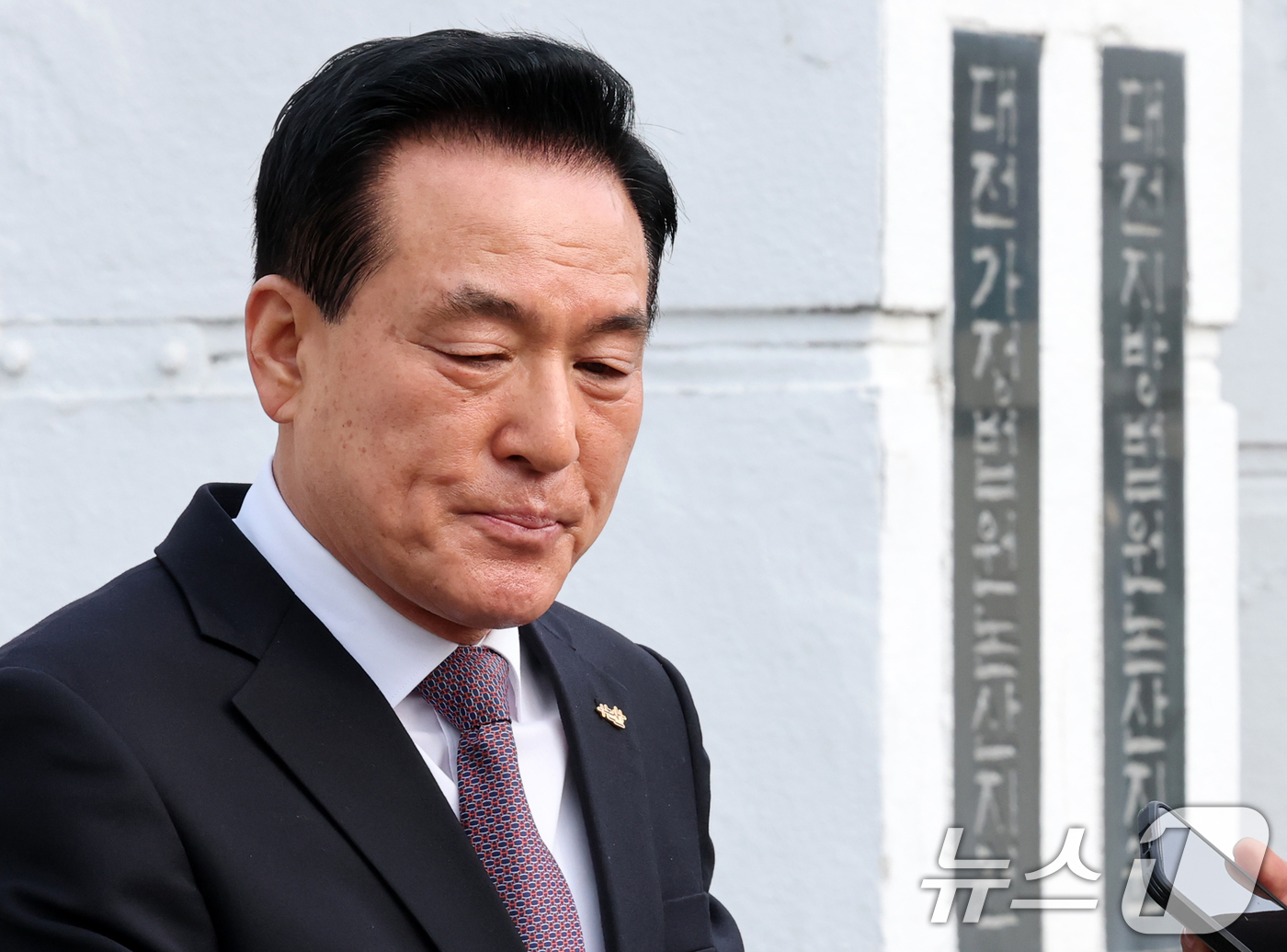 (논산=뉴스1) 김기태 기자 = 공직선거법 위반 혐의를 받은 백성현 충남 논산시장이 4일 오전 대전지방법원 논산지원에서 열린 선거법 위반 혐의 첫 공판을 마치고 나서고 있다.백 시 …