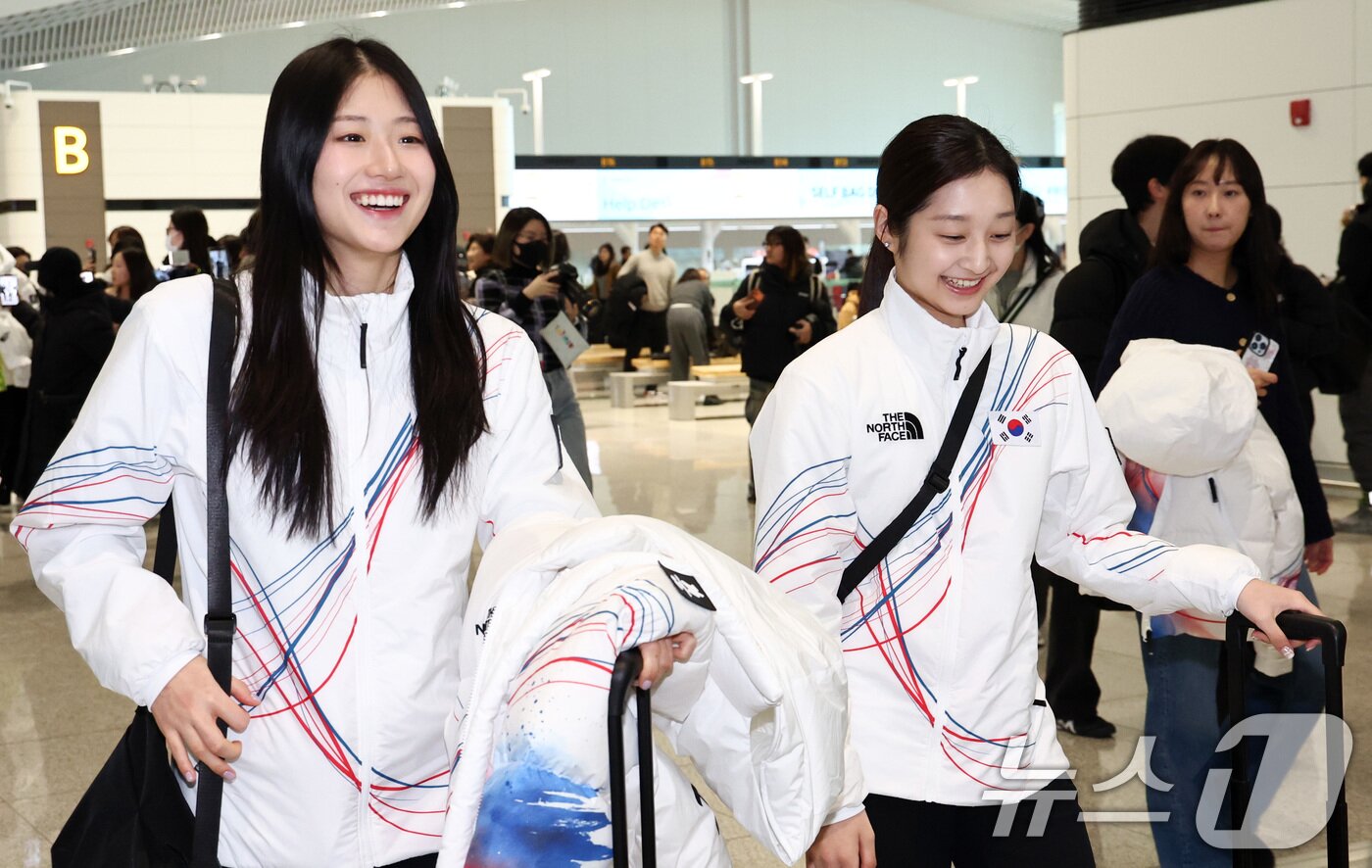 본문 이미지 - 2026 밀라노·코르티나담페초 동계올림픽에 출전하는 대한민국 피겨스케이팅 대표팀 이해인, 신지아 선수가 4일 오전 인천국제공항 제2터미널을 통해 출국하고 있다. 2026.2.4/뉴스1 ⓒ News1 최지환 기자