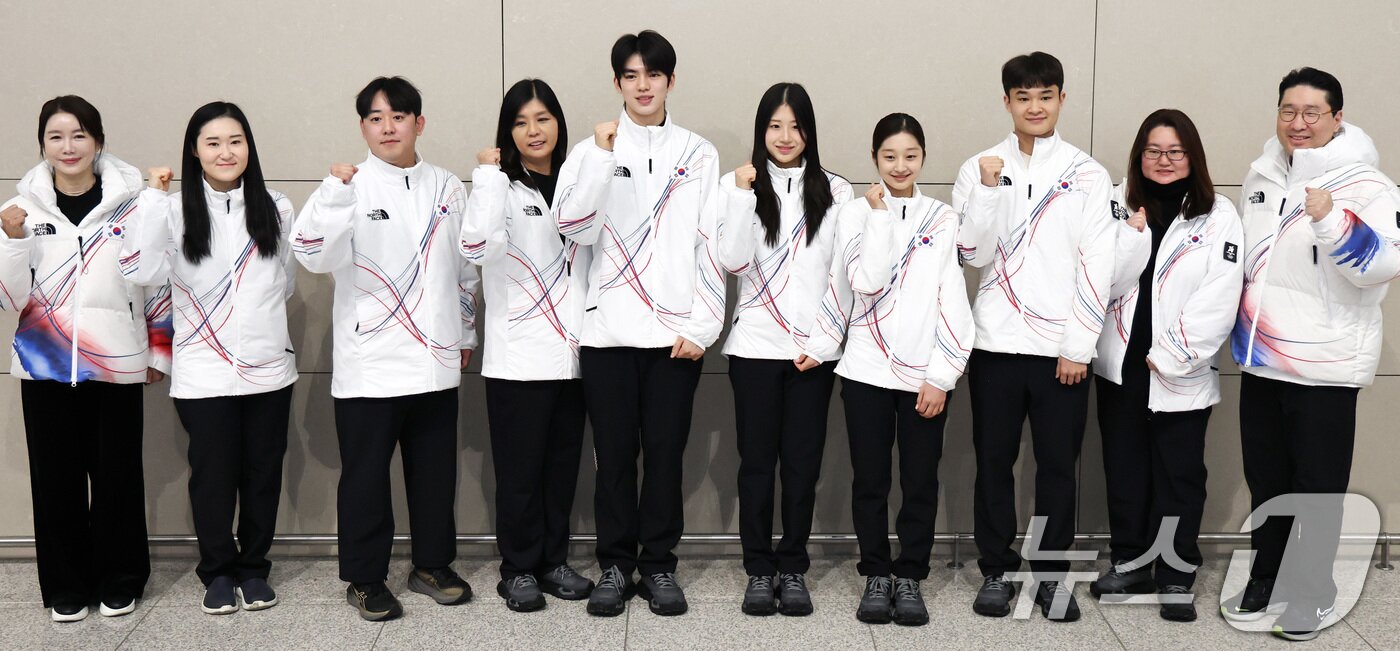 본문 이미지 - 2026 밀라노·코르티나담페초 동계올림픽에 출전하는 대한민국 피겨스케이팅 대표팀 선수와 관계자들이 4일 오전 인천국제공항 제2터미널을 통해 출국하며 취재진과 인터뷰를 마치고 포즈를 취하고 있다. 왼쪽 다섯번째부터 차준환, 이해인, 신지아, 김현겸 선수. 2026.2.4/뉴스1 ⓒ News1 최지환 기자