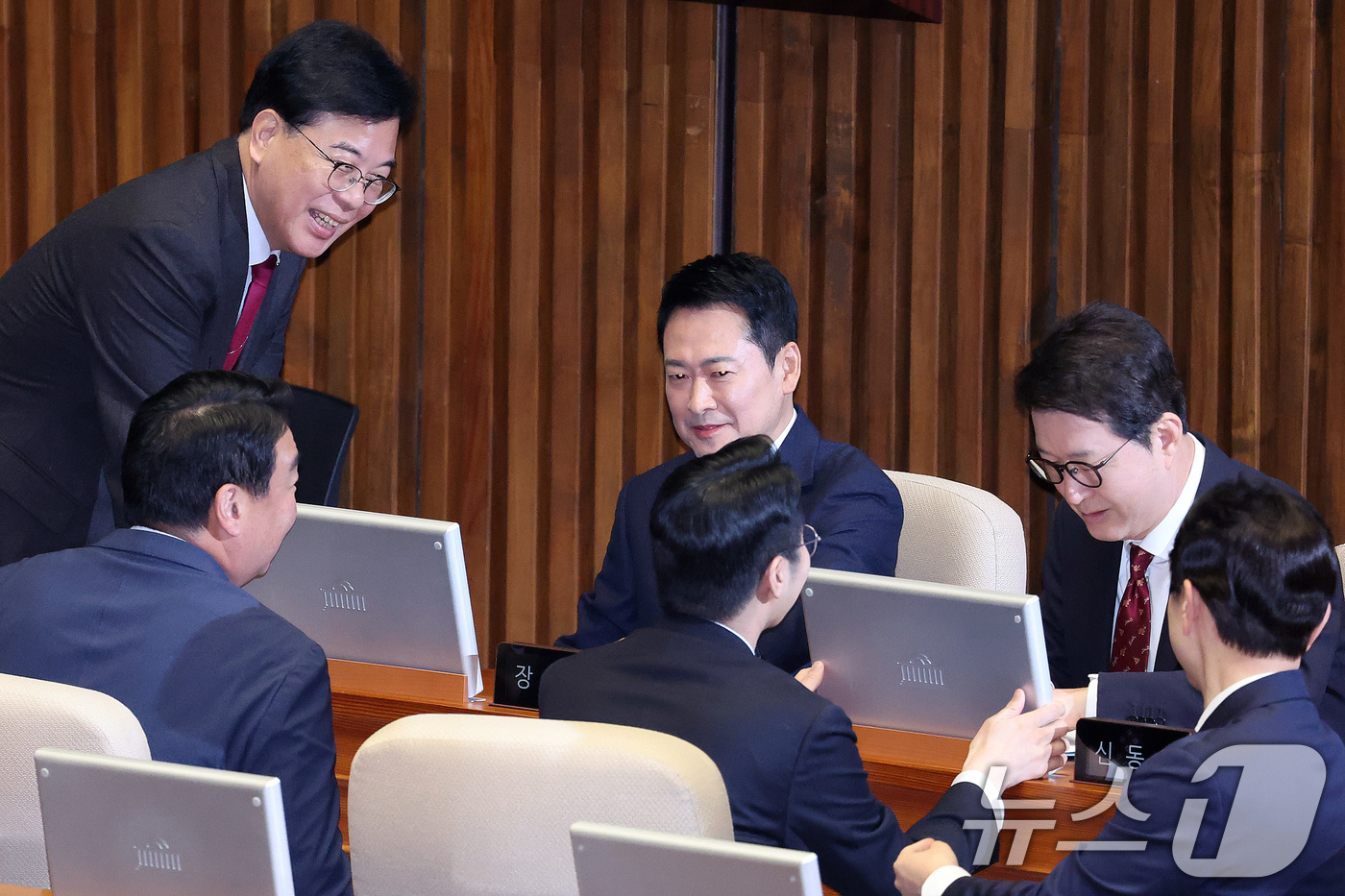 (서울=뉴스1) 신웅수 기자 = 장동혁 국민의힘 대표가 4일 서울 여의도 국회에서 열린 제432회국회(임시회) 제3차 본회의에서 대화하고 있다. 2026.2.4/뉴스1