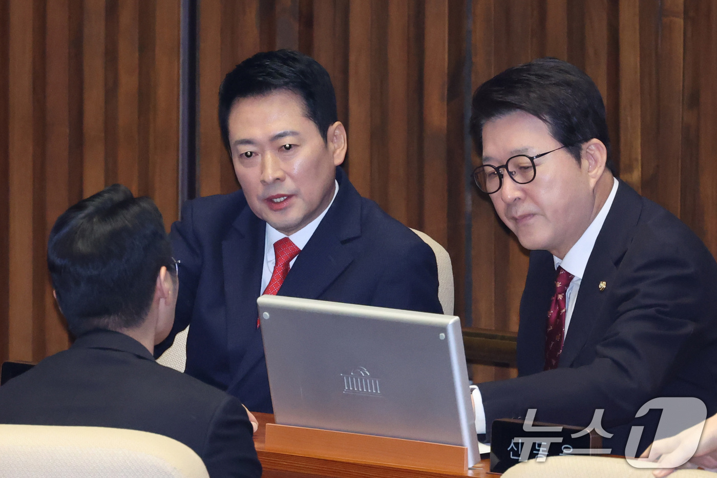 (서울=뉴스1) 신웅수 기자 = 장동혁 국민의힘 대표가 4일 서울 여의도 국회에서 열린 제432회국회(임시회) 제3차 본회의에서 대화하고 있다. 2026.2.4/뉴스1