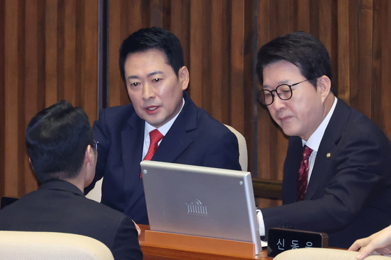 의원들과 대화하는 장동혁