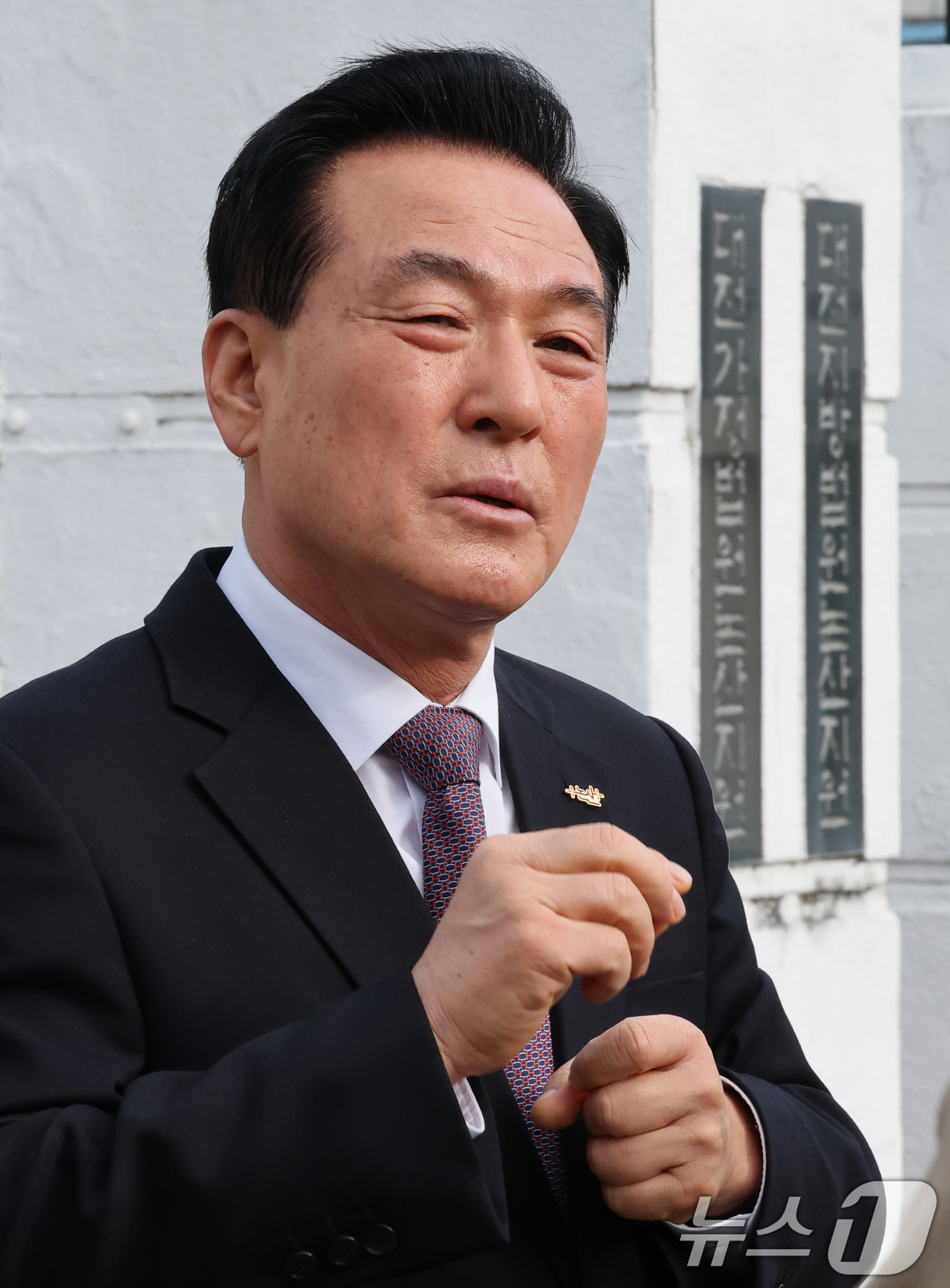 (논산=뉴스1) 김기태 기자 = 공직선거법 위반 혐의를 받은 백성현 충남 논산시장이 4일 오전 대전지방법원 논산지원에서 열린 선거법 위반 혐의 첫 공판을 마치고 취재진의 질문에 답 …