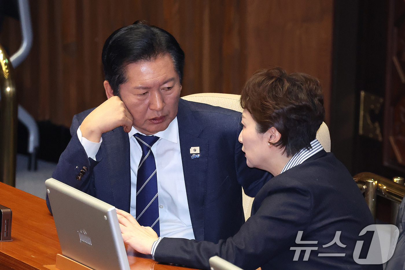 (서울=뉴스1) 신웅수 기자 = 정청래 더불어민주당 대표와 이언주 최고위원이 4일 서울 여의도 국회에서 열린 제432회국회(임시회) 제3차 본회의에서 대화하고 있다. 2026.2. …