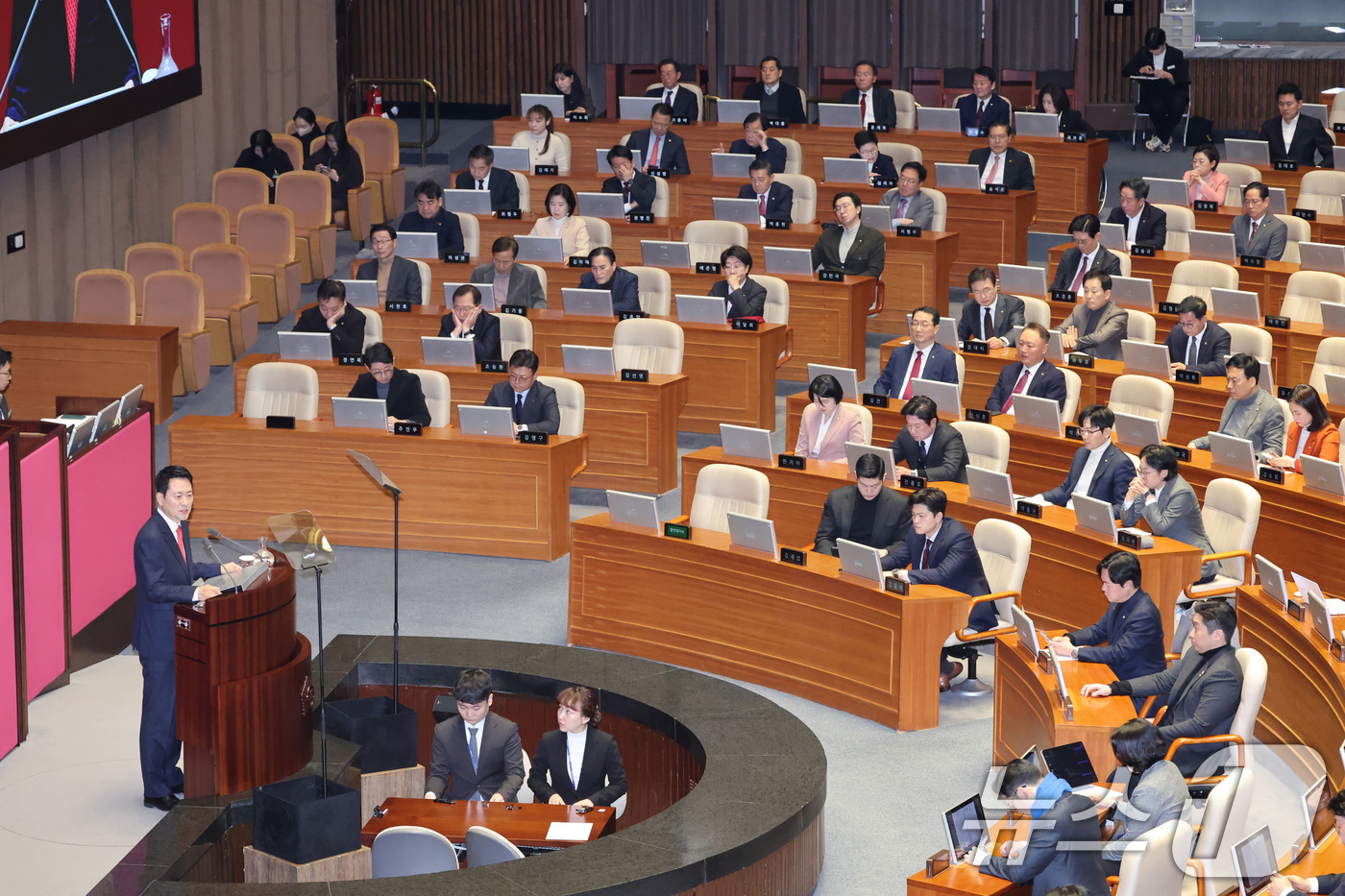 (서울=뉴스1) 신웅수 기자 = 장동혁 국민의힘 대표가 4일 서울 여의도 국회에서 열린 제432회국회(임시회) 제3차 본회의에서 국정에 관한 교섭단체 대표연설을 하고 있다. 202 …