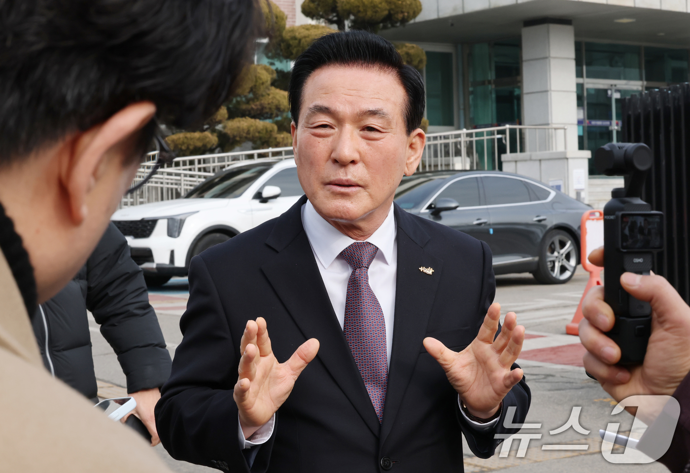 (논산=뉴스1) 김기태 기자 = 공직선거법 위반 혐의를 받은 백성현 충남 논산시장이 4일 오전 대전지방법원 논산지원에서 열린 선거법 위반 혐의 첫 공판을 마치고 취재진의 질문에 답 …