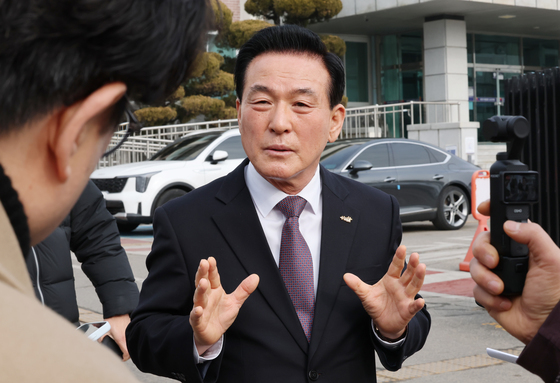 법원 나서며 취재진 질문에 답하는 백성현 논산시장