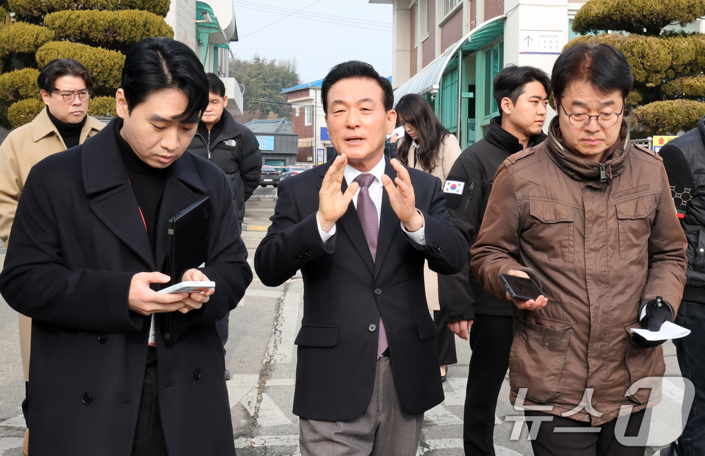 (논산=뉴스1) 김기태 기자 = 공직선거법 위반 혐의를 받은 백성현 충남 논산시장이 4일 오전 대전지방법원 논산지원에서 열린 선거법 위반 혐의 첫 공판을 마치고 취재진의 질문에 답 …