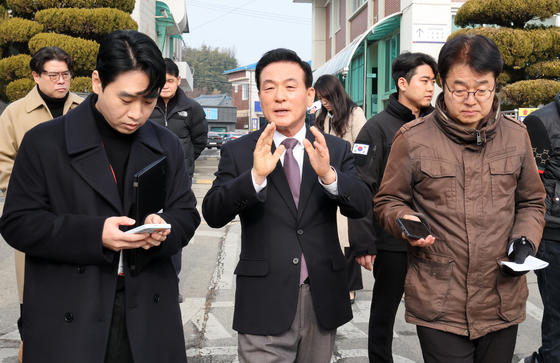 취재진 질문받는 백성현 논산시장