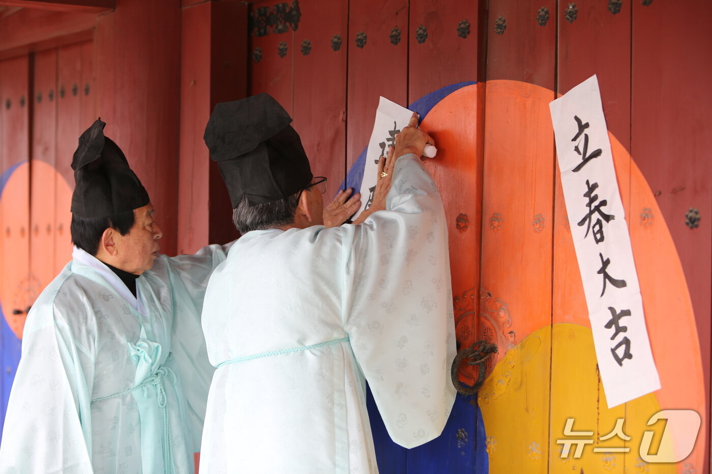 본문 이미지 - 입춘첩 붙이는 제천향교 원로들. 2026. 2.4 ⓒNews1 /뉴스1 손도언 기자 